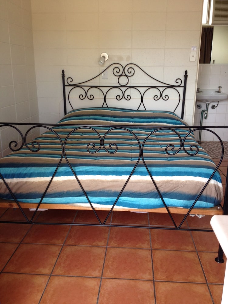 Standard Queen/ Twin (1 Queen and 1 Single Bed) photo 3