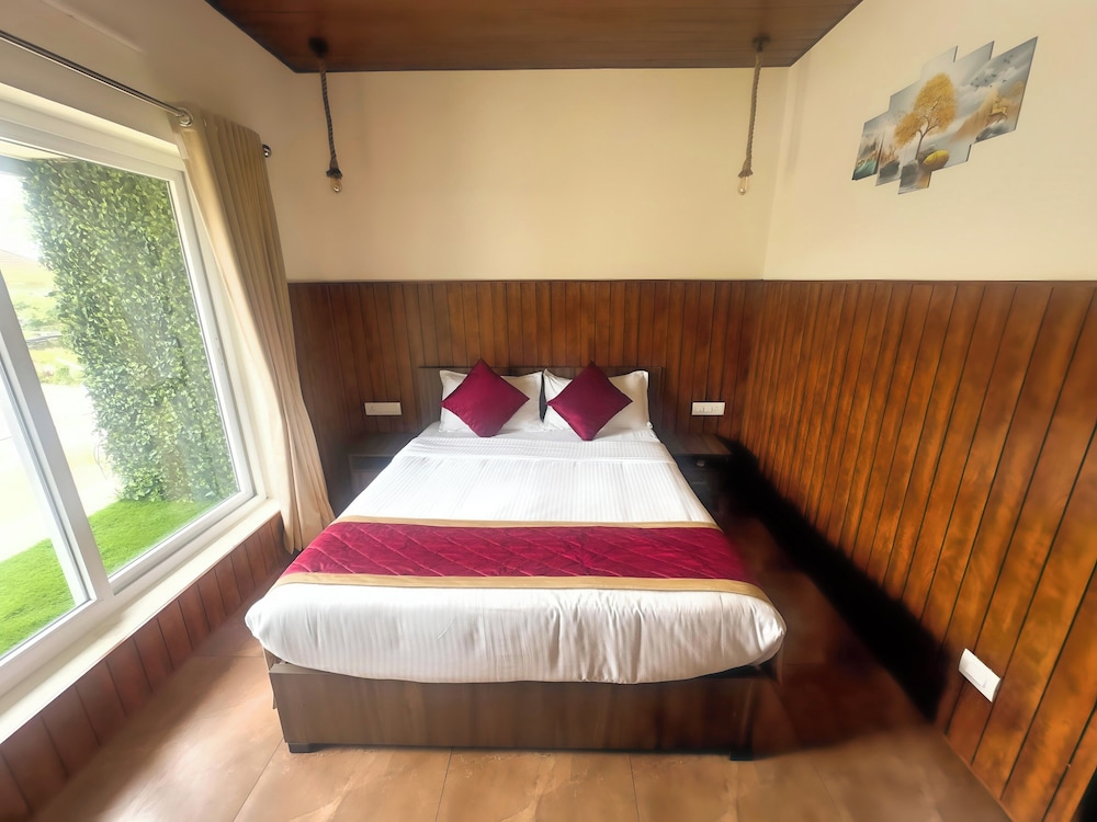 First Floor - Deluxe Non Balcony Room photo 3