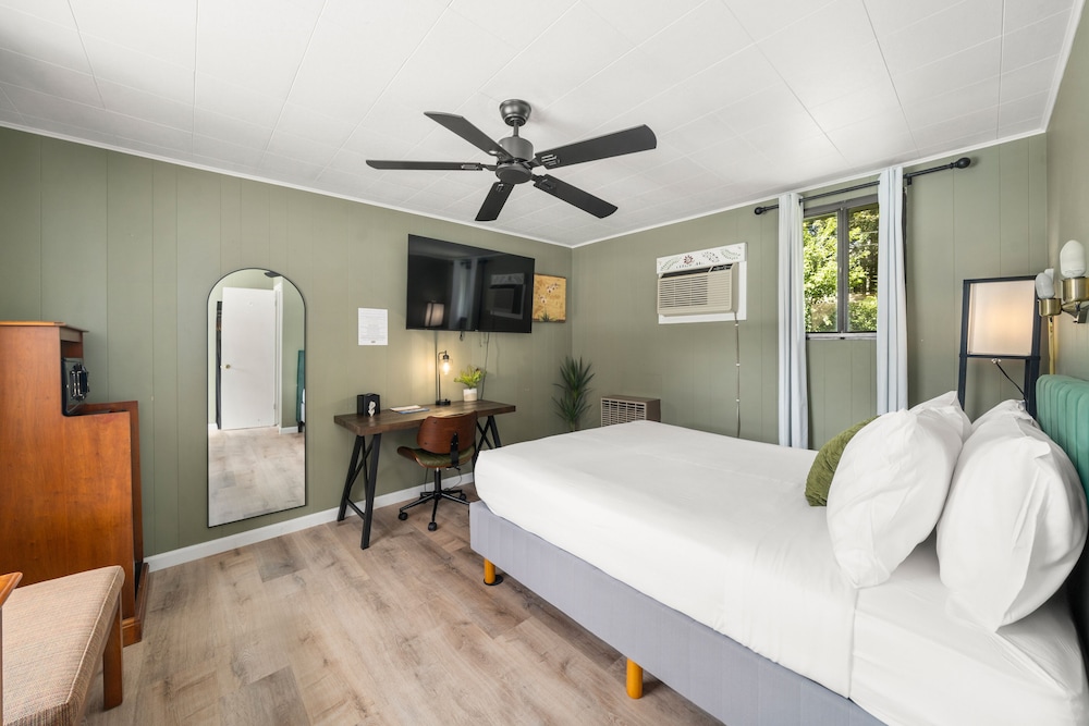 Deluxe Room, 1 Queen Bed