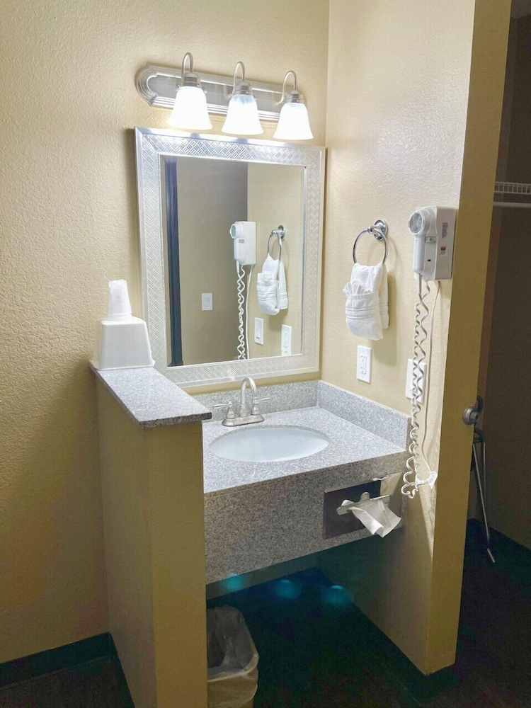 Standard Room, 2 Queen Beds - Photo 8