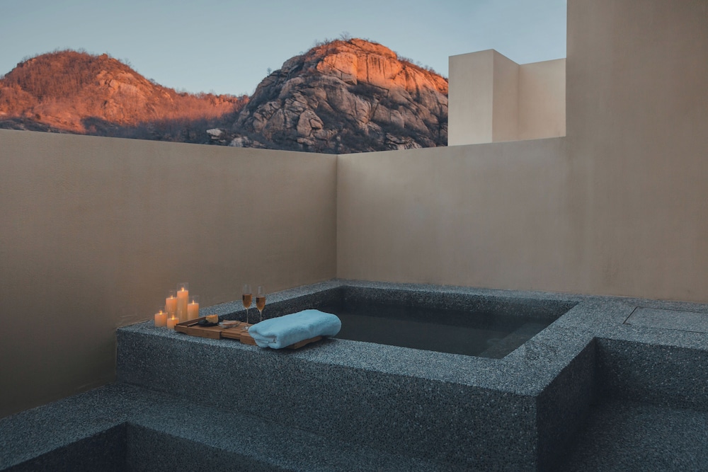 Luxury Villa, Hill View photo 1