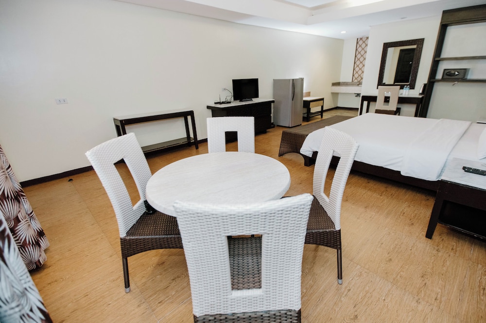 Premium Room, 1 King Bed, Pool View