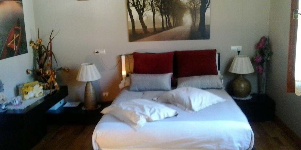 Double Room, 1 Double Bed, Shared Bathroom photo 3