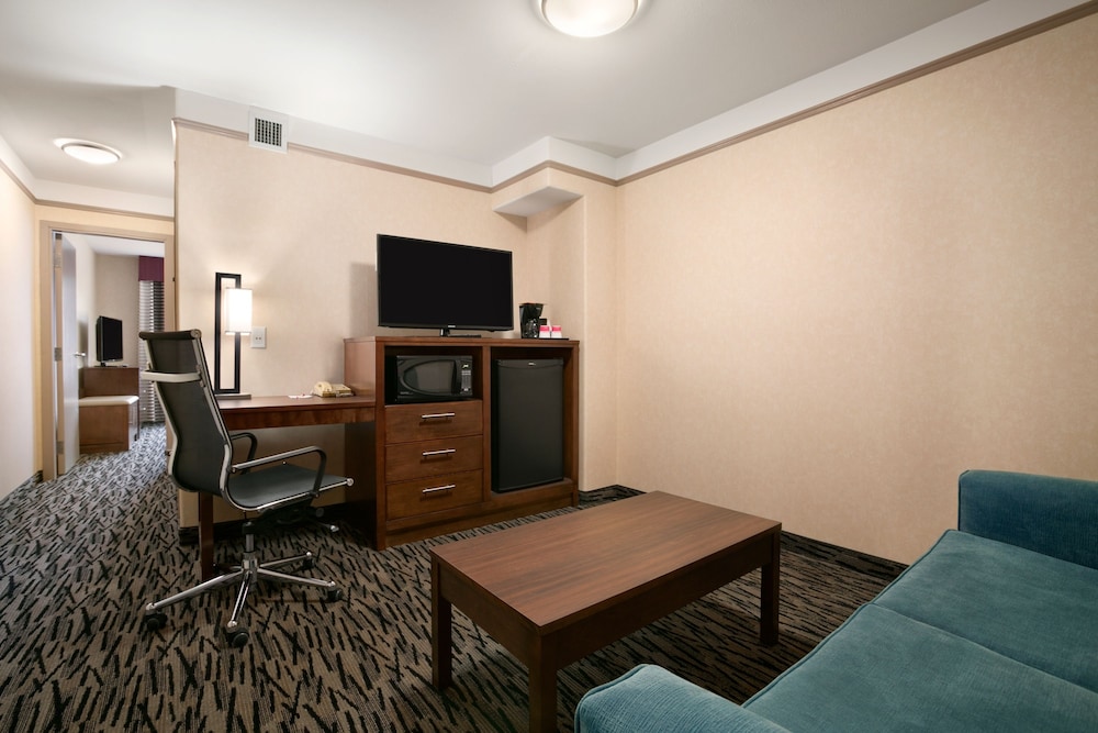 Suite, 1 Queen Bed, Non Smoking, Refrigerator & Microwave - Photo 2