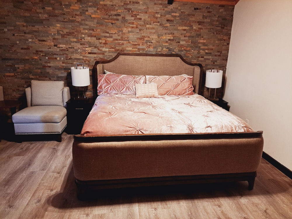 Deluxe Suite, 1 King Bed, Hot Tub photo 1