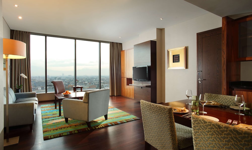 Deluxe King Room With Panoramic View thumbnail 5