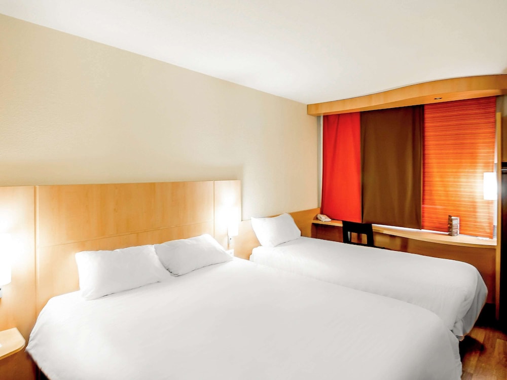 Standard Room, Multiple Beds - Photo 4
