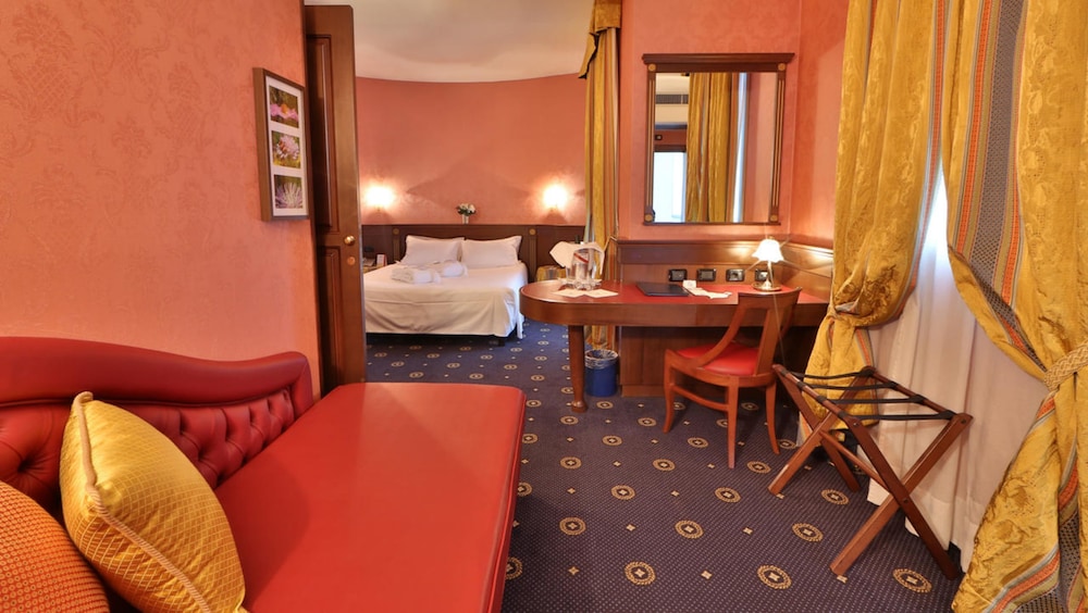 Junior Suite, 1 Queen Bed, Non Smoking - Photo 2