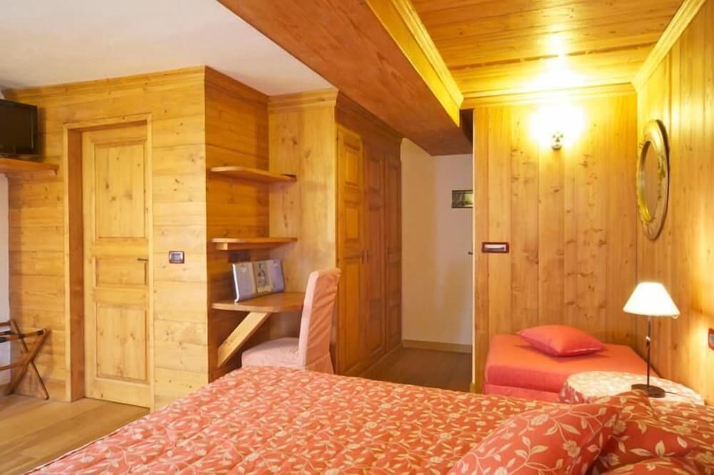 Junior Double Room, 1 Double Bed, Mountain View, Garden Area photo 2