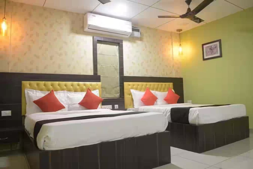 Deluxe Double Room, Multiple Beds, City View