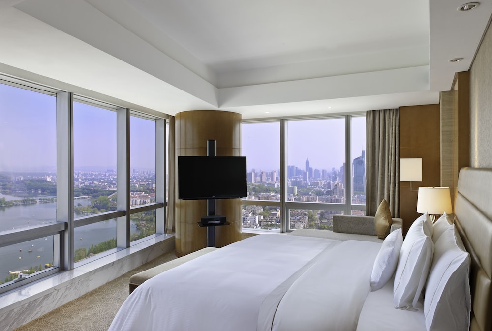 Suite, 1 Bedroom - Photo 1