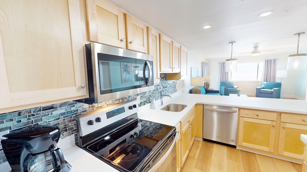 Family Condo, 2 Bedrooms, Oceanfront (Corner Balcony) photo 2