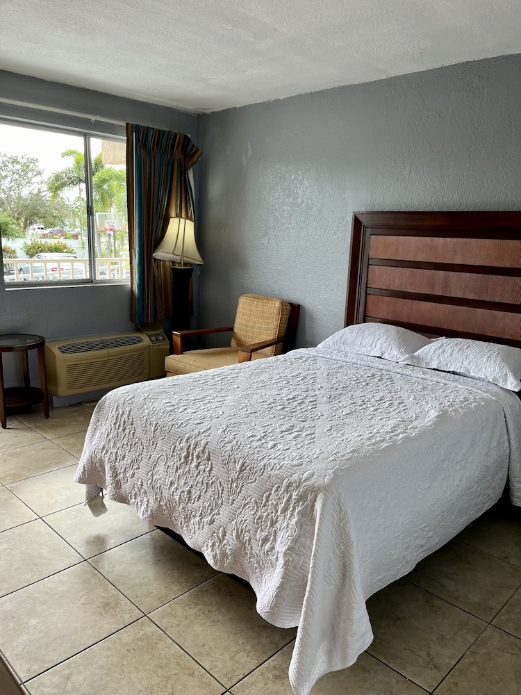 Standard Room, 1 Queen Bed, Non Smoking photo 3