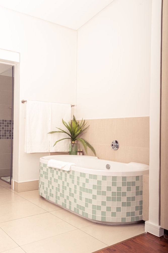 Superior Studio Suite - Photo 8