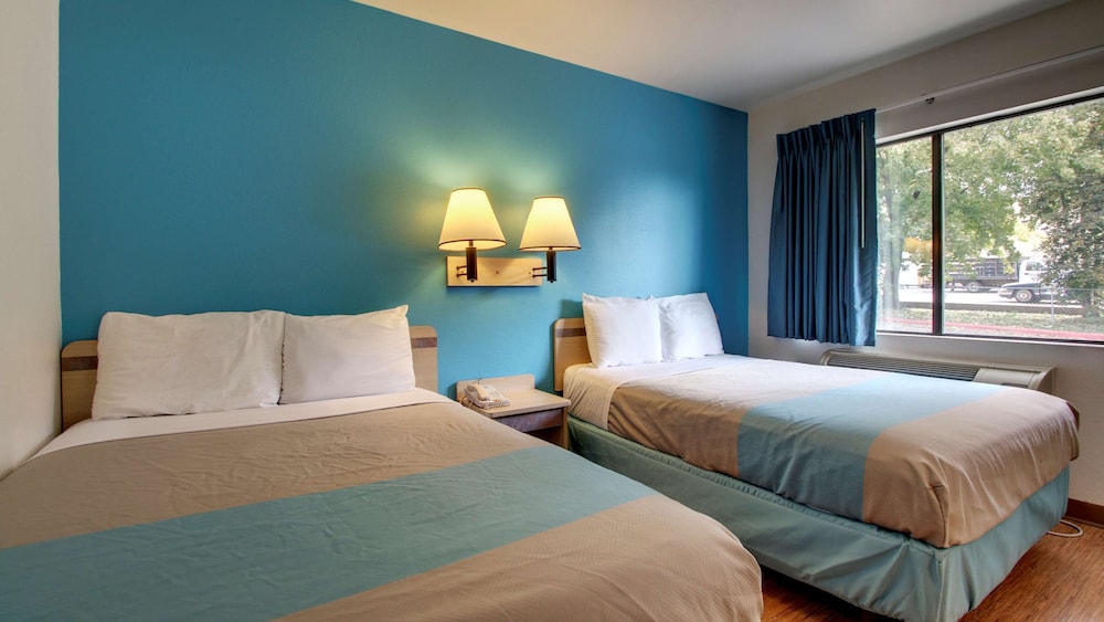 Standard Room, 2 Double Beds, Accessible, Smoking photo 2