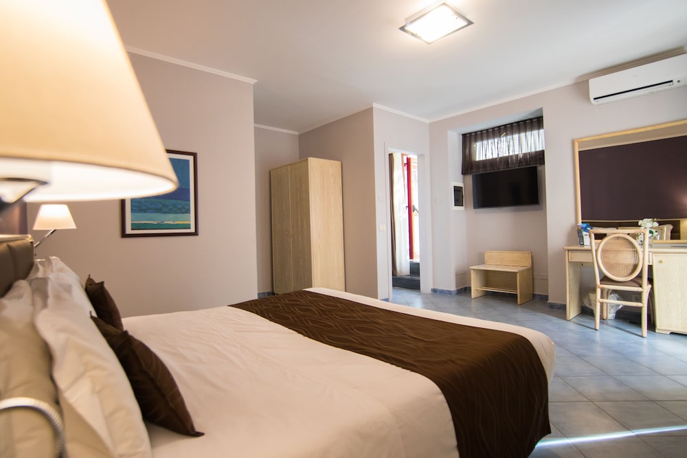 Double or Twin Room - Photo 4