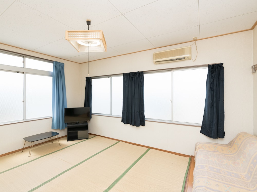 Japanese Room With Shared Washroom - Triple (Smoking) photo 2