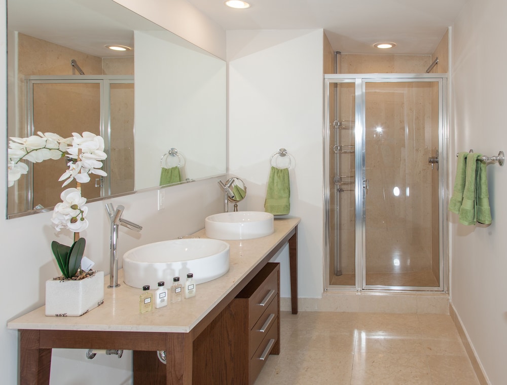 Boutique Corner Apart, 2/2, Sofa Bed, Ocean View, Balcony3202