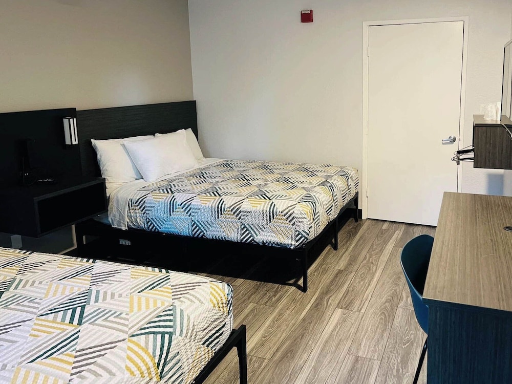 Premium Room, 2 Queen Beds, Accessible, Non Smoking photo 3