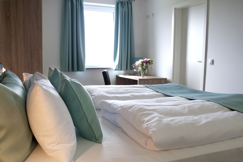 Economy Double Room (Semi-Basement) photo 3