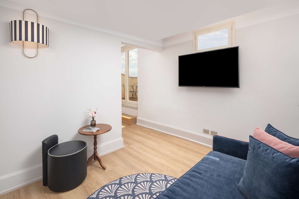 Deluxe Suite, 1 King Bed (Duplex) thumbnail 6
