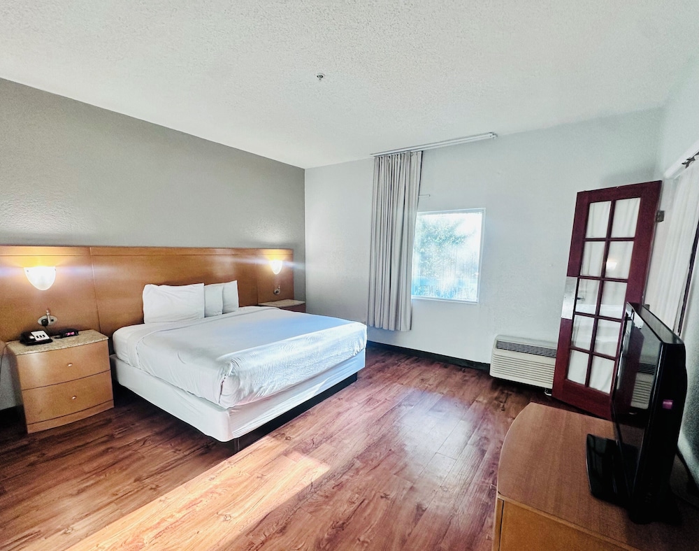 Standard Suite, 1 King Bed, Non Smoking, Refrigerator & Microwave - Photo 1