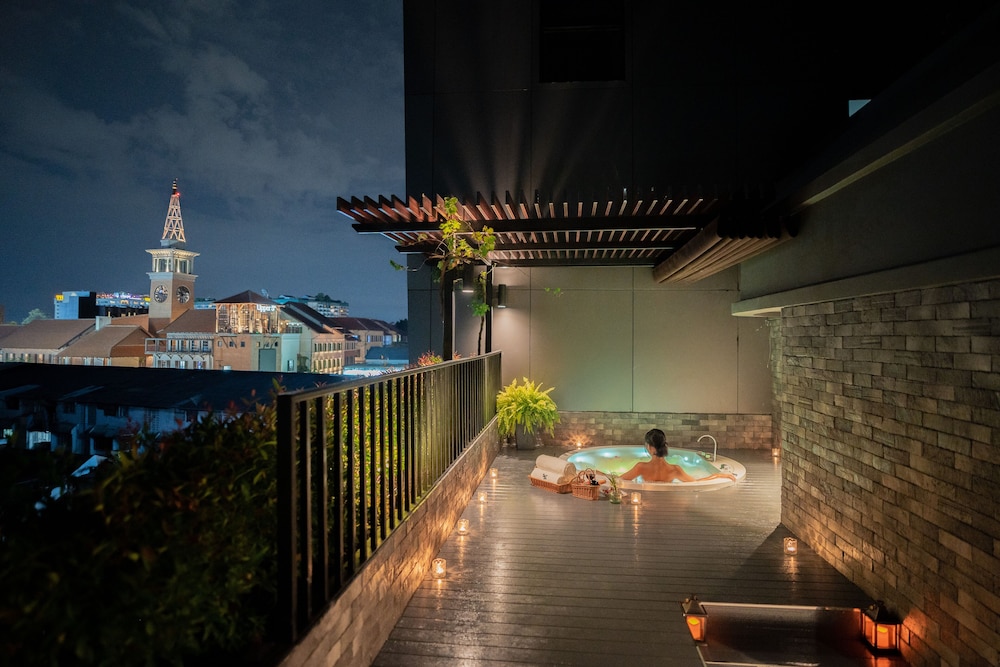Luxury Honeymoon Suite with Jacuzzi - Photo 2