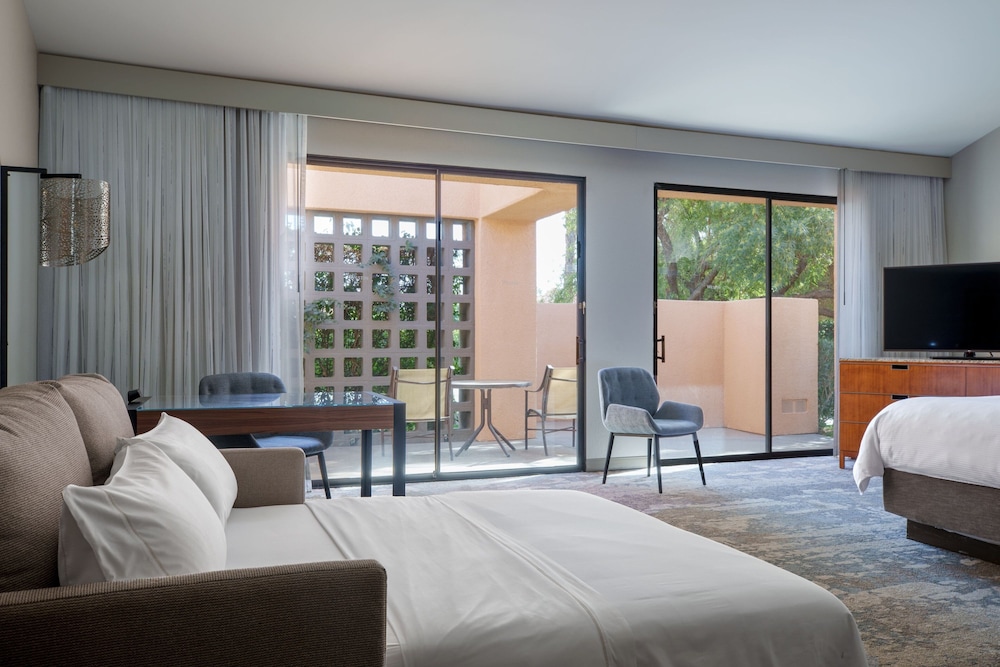 Deluxe Room, 1 King Bed - Photo 4