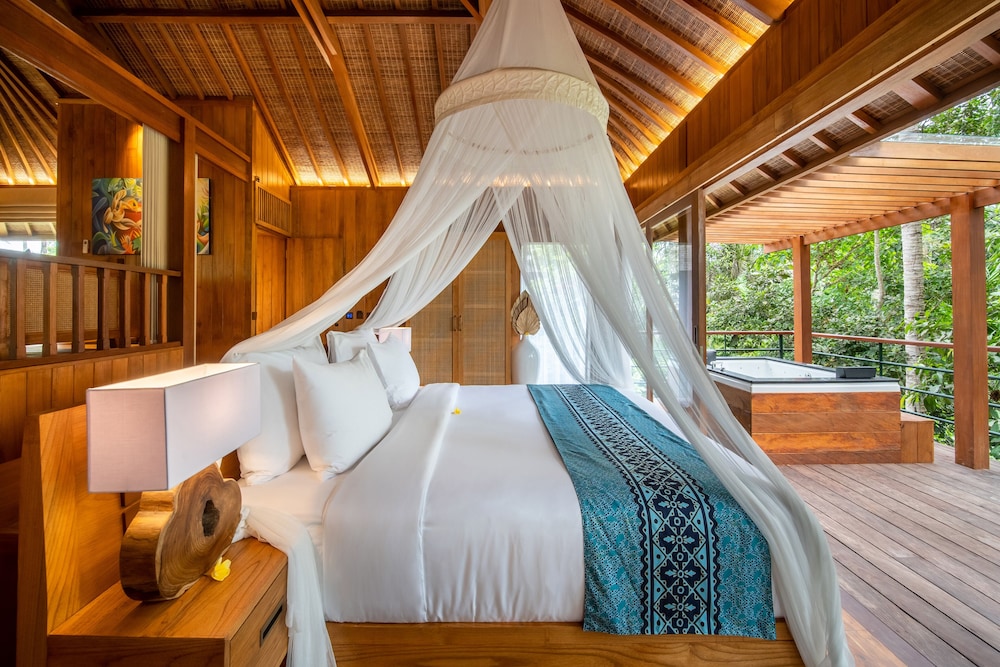 Deluxe Suite with Hot Tub and Free Scheduled Activities - Photo 2