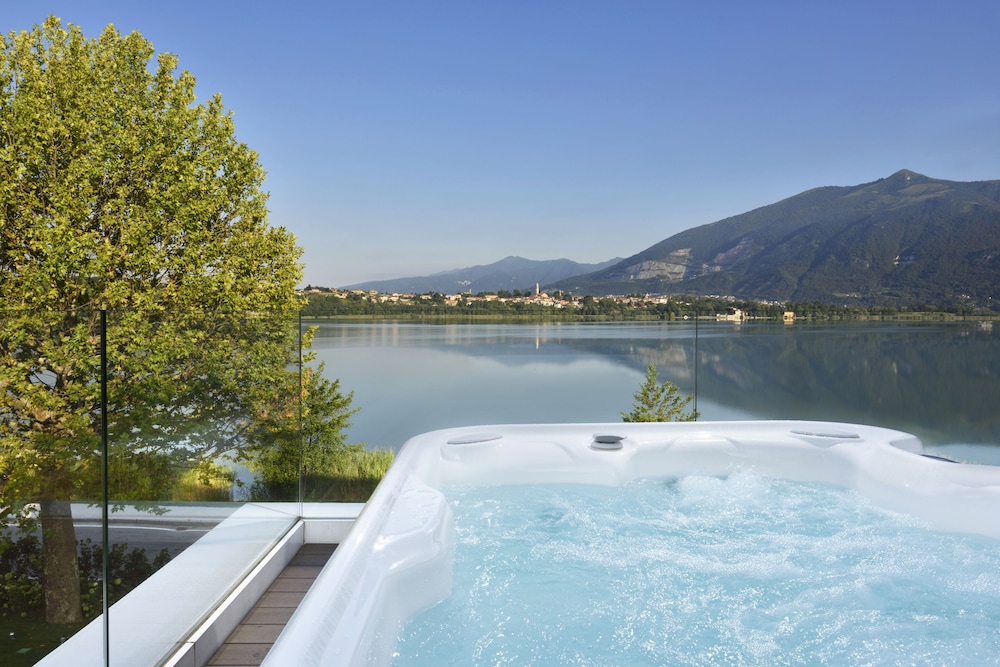 Suite, Lake View - Photo 2