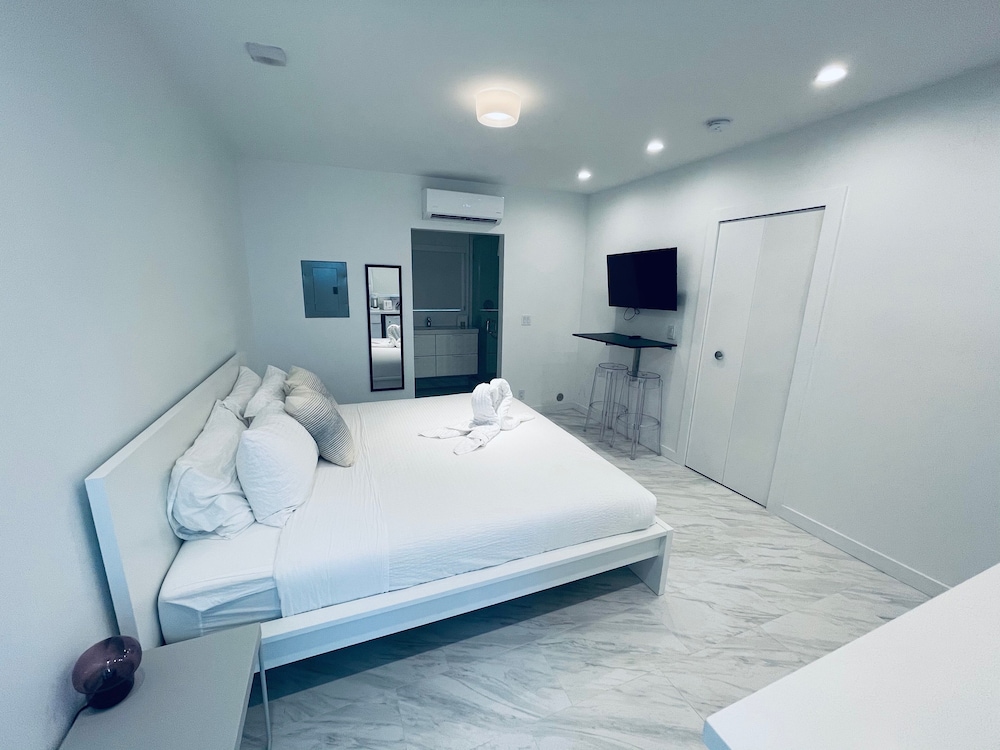 Traditional Studio, 1 King Bed photo 3