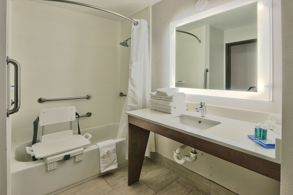 Suite, 2 Queen Beds - Photo 5
