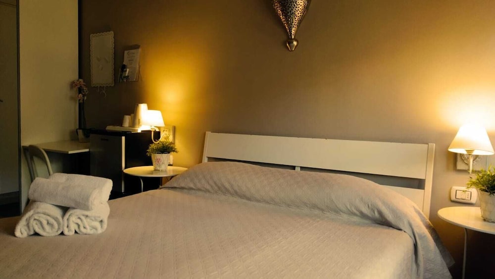 Classic Double Room, 1 Bedroom, Private Bathroom (1-2) - Photo 4