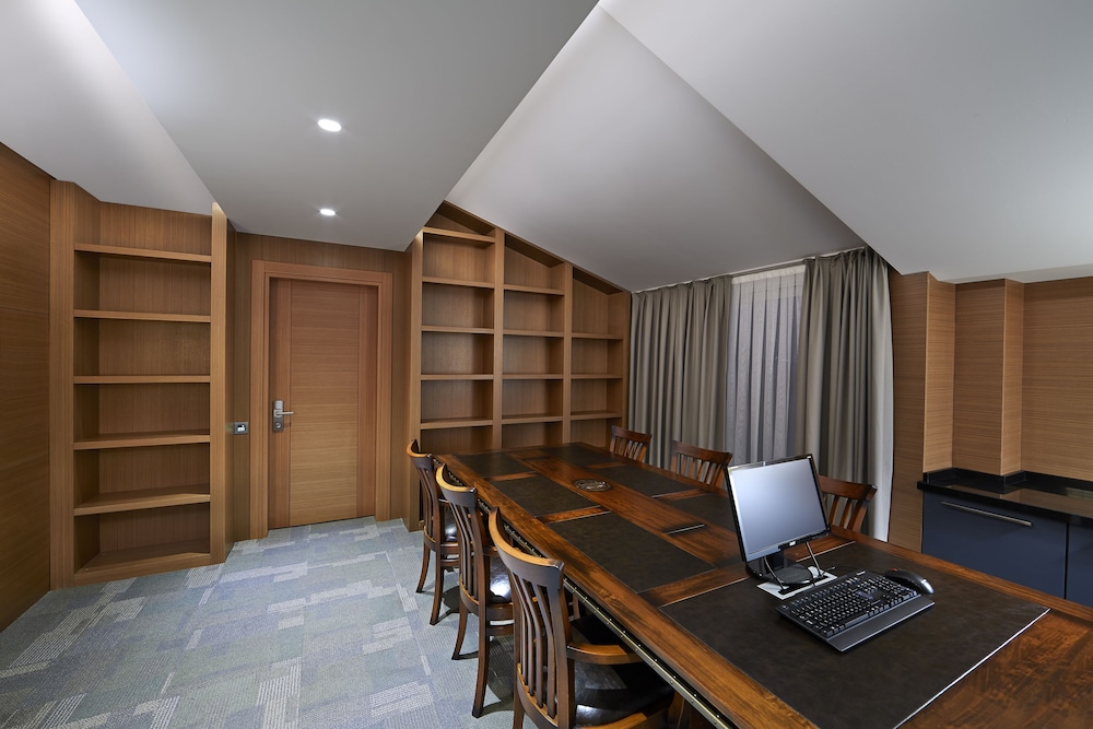 Business Suite, 1 King Bed, Balcony, Hill View photo 3
