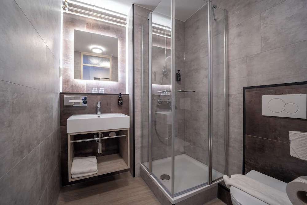 Family Quadruple Room (with Shower) - Photo 9
