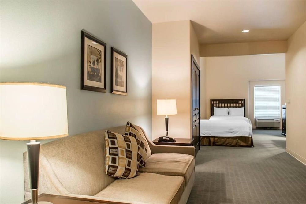 Two Queen Kitchenette Suite with Sofabed - Photo 3