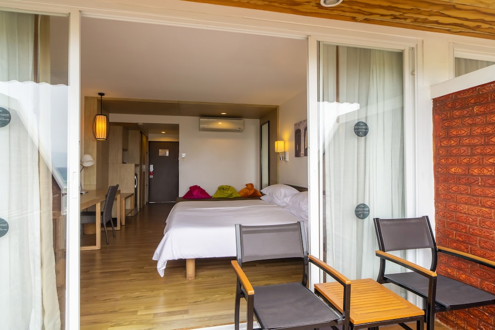Deluxe Room, 1 King Bed, Non Smoking, Sea View - Photo 4