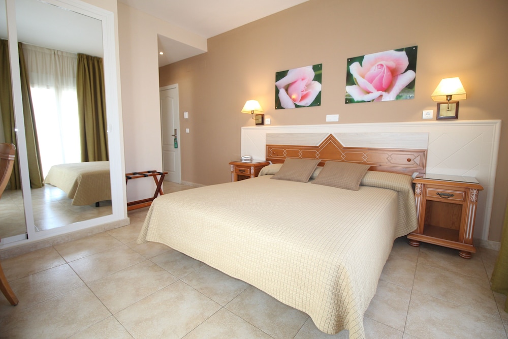 Double or Twin Room - Photo 8