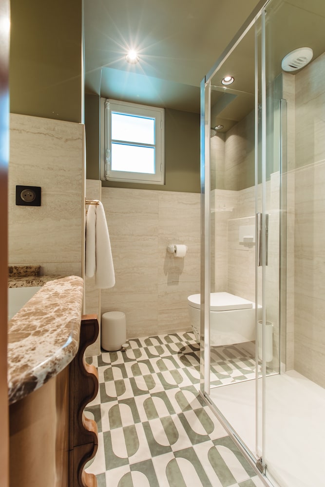 Deluxe Apartment, Ensuite photo 3