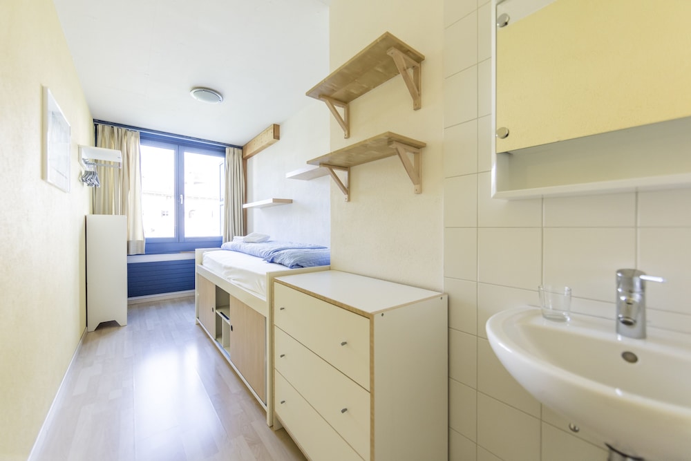 Single Room, 1 Twin Bed, Shared Bathroom photo 2