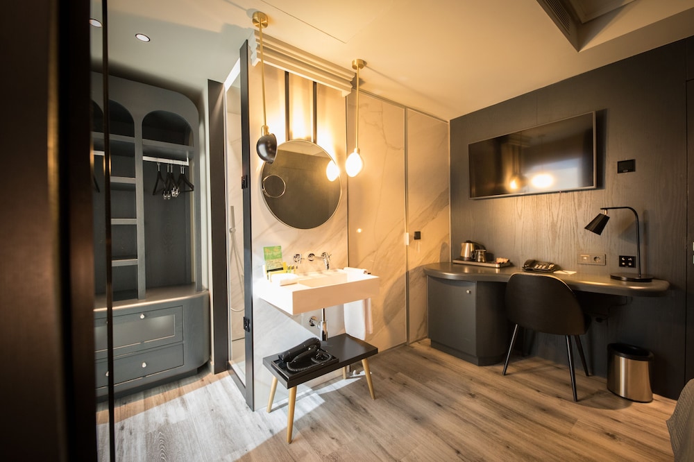 Family Room, 2 Bedrooms