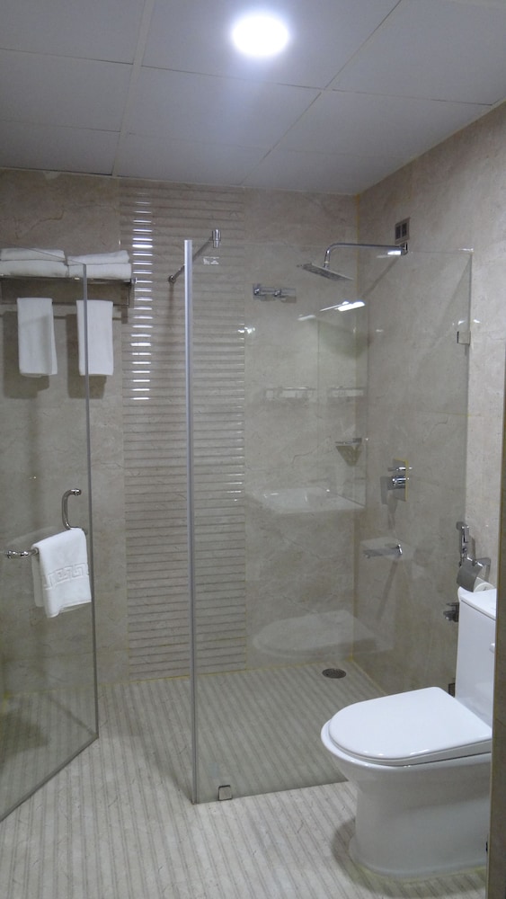 Executive Suite, 1 Queen Bed, Smoking photo 3
