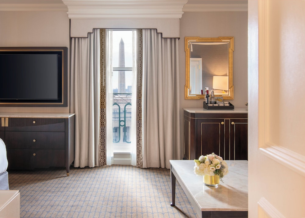 Suite, 1 King Bed (George Washington) thumbnail 5