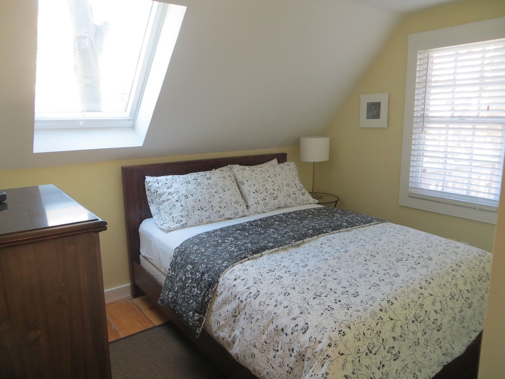 Economy Room, 1 Queen Bed