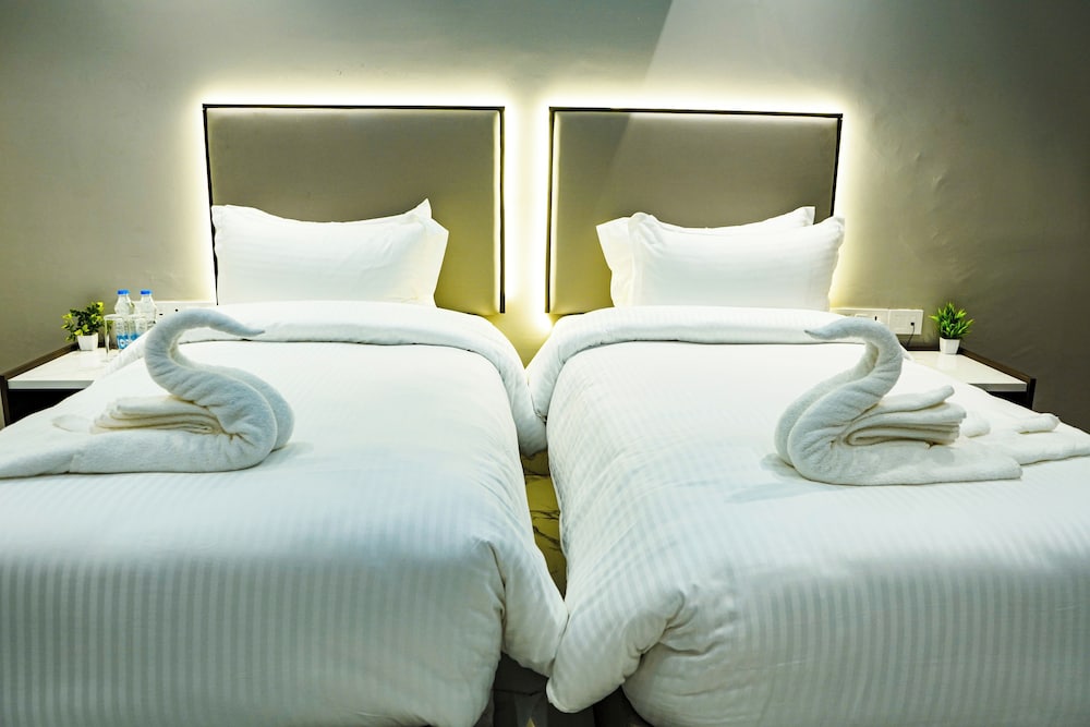 Executive Twin Room, Balcony - Photo 6