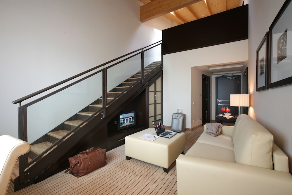 Junior Duplex, 1 King Bed photo 2