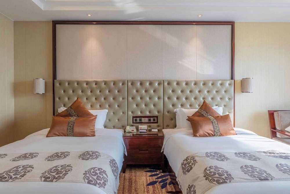 Elite Room, 2 Queen Beds, Non Smoking, Mountain View
