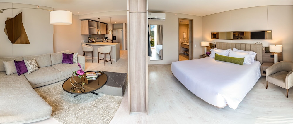 Deluxe Room, 1 King Bed, City View (Diamond King)