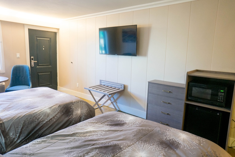 Standard Room, 2 Double Beds, Non Smoking - Photo 7