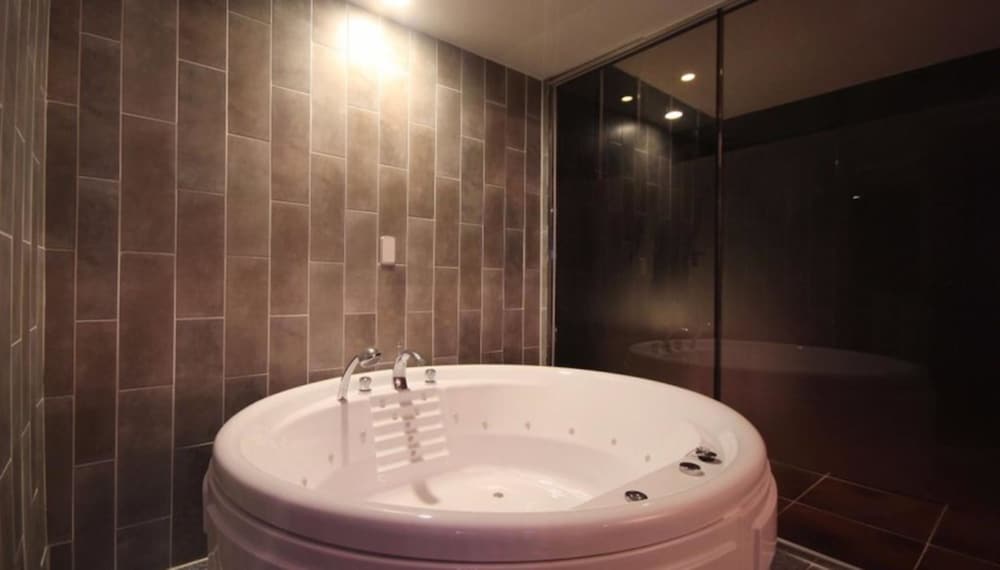 Family Room, Jetted Tub (Or Party Room Available) photo 3